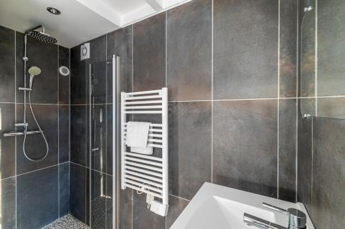 Ένα μπάνιο στο Agréable et chaleureuse maison à Moustérian