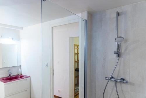 Ένα μπάνιο στο Agréable et chaleureuse maison à Moustérian