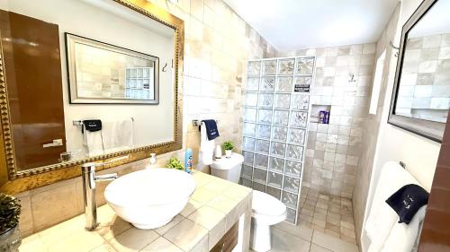 Koupelna v ubytování Modern 2 Bed Retreat in Ajijic - Unbeatable Location -Patio-Gym-Pickleball Court