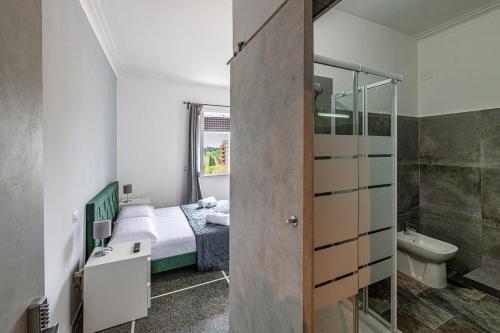 Un dormitorio pequeño con una cama y un baño. en Amor Rome Apartments - 6 posti letto e 2 bagni a 4 fermate dal COLOSSEO, en Roma