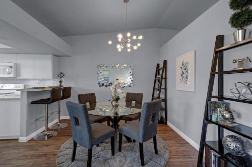 ein Esszimmer mit Tisch und Stühlen und eine Küche in der Unterkunft Mesquite Desert Bungalow in Palm Springs