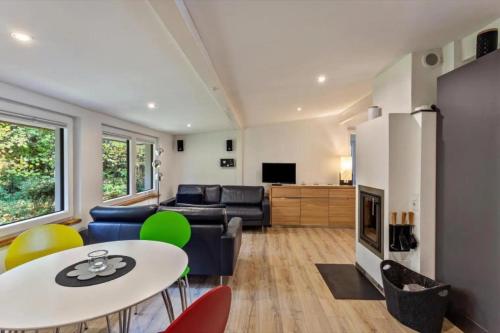 Μια τηλεόραση ή/και κέντρο ψυχαγωγίας στο Ferienhaus mit Sauna am Möhnesee