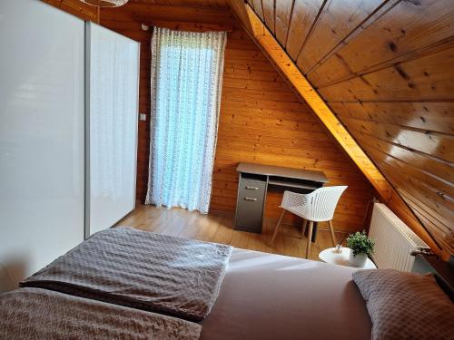 Postel nebo postele na pokoji v ubytování Logarska koča