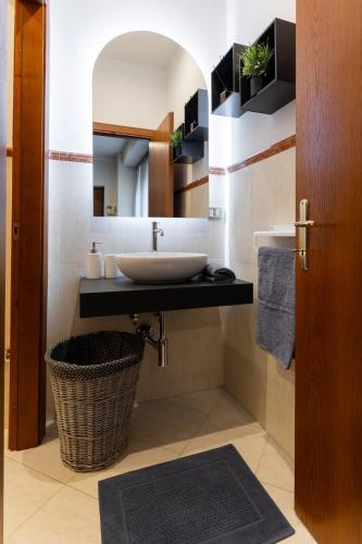a bathroom with a sink and a mirror at Il Piccolo Etrusco-Centro Storico in Arezzo
