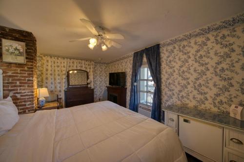 a bedroom with a bed and a ceiling fan at Downtown Parking Room With a View Piedmont in Eureka Springs