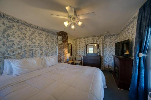 a bedroom with a bed and a ceiling fan at Downtown Parking Room With a View Piedmont in Eureka Springs