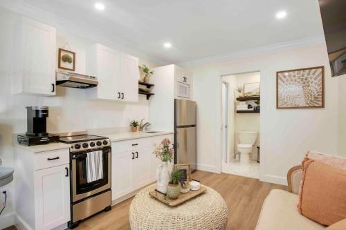 Una cocina o cocineta en Renovated Studio in Downtown Stuart #5