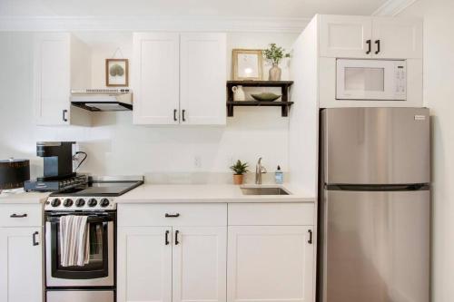 Una cocina o cocineta en Renovated Studio in Downtown Stuart #5