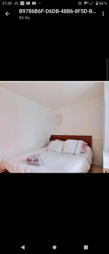 - une chambre avec un lit blanc et des draps blancs dans l'établissement Villa cocooning, à Saint-Pierre-Quiberon