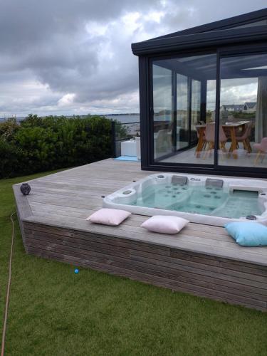 une baignoire jacuzzi sur une terrasse dans une maison dans l'établissement Villa cocooning, à Saint-Pierre-Quiberon