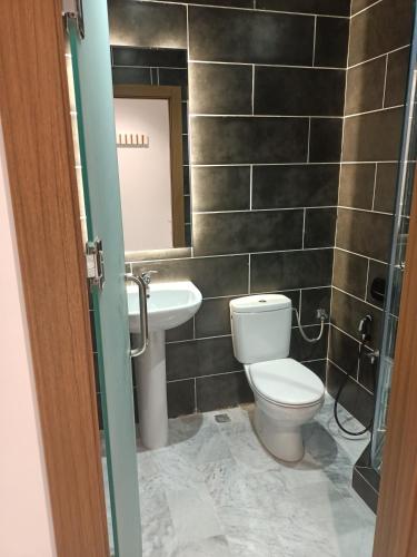 a bathroom with a toilet and a sink at Hôtel Tlemcen médina in Tlemcen