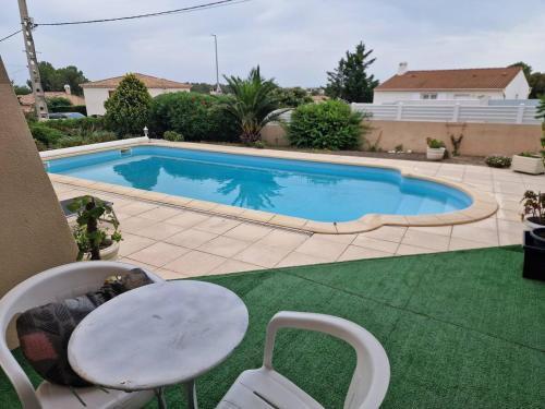 Swimmingpoolen hos eller tæt på Sous les pins T2 côte bleue lacote immo 4