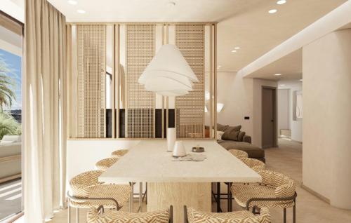 アリカナスにあるVilla La Carettaのテーブルと椅子のあるダイニングルーム