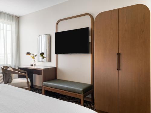 a bedroom with a bed and a chair and a desk at La Quinta Inn and Suites by Wyndham Lincoln in Lincoln