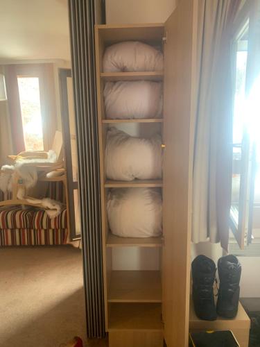 - un placard rempli d'oreillers dans l'établissement APPARTEMENT charme SPA & PARKING COUVERT Au pied des pistes Plagne 1800, à La Plagne Tarentaise