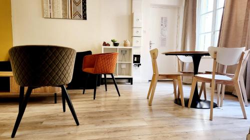a group of chairs and a table in a room at Appartement en centre piétonnier proche de la gare in Thionville