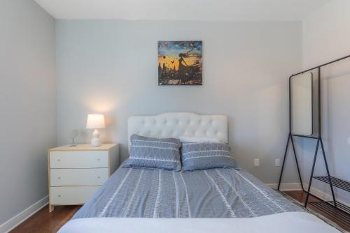 Ein Bett oder Betten in einem Zimmer der Unterkunft King Master and Plush Queen near NYC w kitchen, living room plus on-site gym