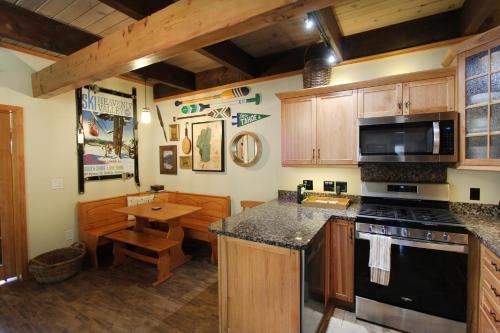 una cucina con fornelli e piano di lavoro di HNC0628 - Stagecoach Escape condo a Stateline