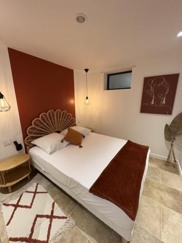 une chambre avec un grand lit blanc dans une pièce dans l'établissement Appartement au bord de mer - Les Issambres, à Roquebrune-sur Argens