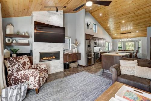 Posezení v ubytování Luxury Modern Townhome-Private Hot Tub-In Town