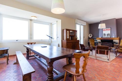 - une salle à manger avec une table, des chaises et un piano dans l'établissement Superb beach-front family house, à Merville-Franceville-Plage