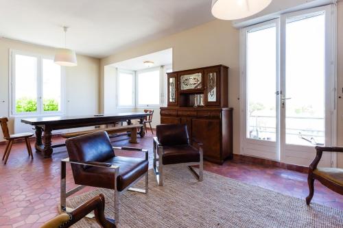un salon avec une table de billard et des chaises dans l'établissement Superb beach-front family house, à Merville-Franceville-Plage