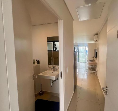 Ένα μπάνιο στο The Millennial Charming cosy apartment , Umhlanga