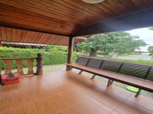 Un balcon sau o terasă la Metathsana Resort
