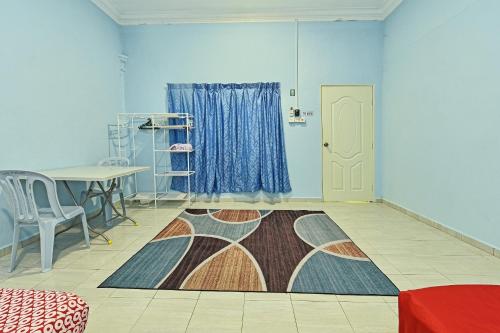 a room with a rug on the floor next to a door at Hotel O Zn Mix Homestay & Roomstay in Kampung Raja