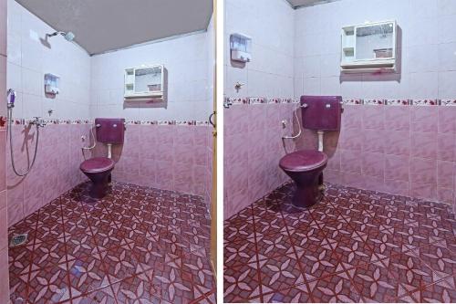 a bathroom with two toilets in a pink bathroom at Hotel O Zn Mix Homestay & Roomstay in Kampung Raja