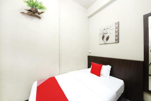 Una cama o camas en una habitación de OYO 507 Aikka Hotel