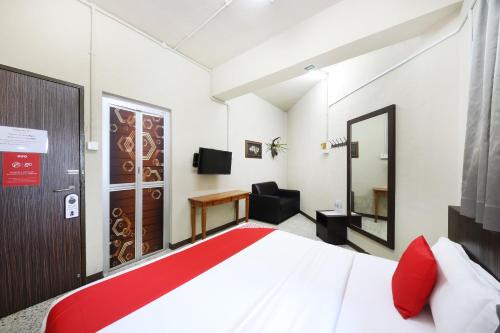 Postel nebo postele na pokoji v ubytování OYO 507 Aikka Hotel