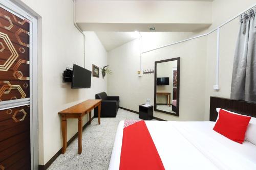 TV a/nebo společenská místnost v ubytování OYO 507 Aikka Hotel