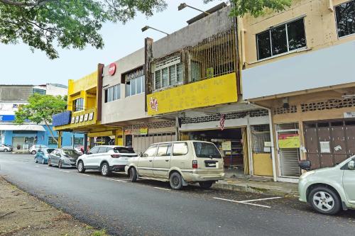 una fila di auto parcheggiate sul ciglio di una strada di Hotel O S Homestay a Kuantan