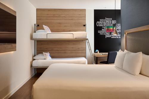 Postel nebo postele na pokoji v ubytování INNSiDE by Meliá Lima Miraflores