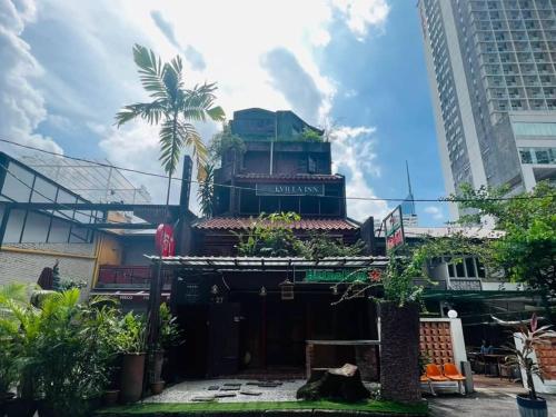 a building in the middle of a city with tall buildings at Hotel O I.villa Inn in Kuala Lumpur