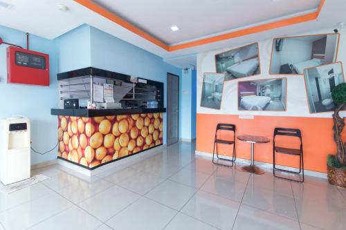 Kuchyň nebo kuchyňský kout v ubytování Super OYO 90296 Red Orange Hotel Port Klang