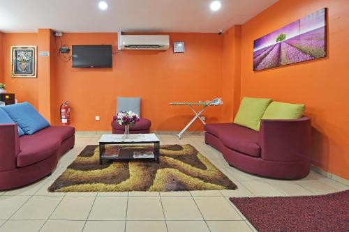 Posezení v ubytování OYO 90732 New Hotel 33