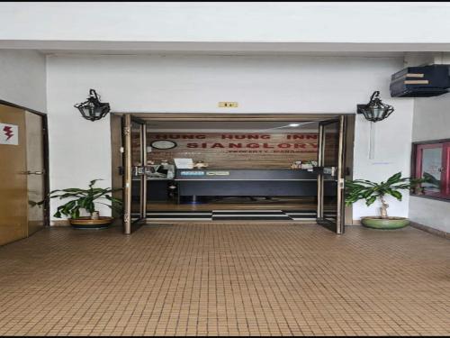 einen Eingang zu einem Gebäude mit einem Schild an der Tür in der Unterkunft Hotel O Sianglory Inn in Kota Kinabalu