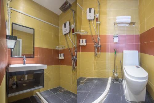 Bilik mandi di Hotel O Rebecca's Homes