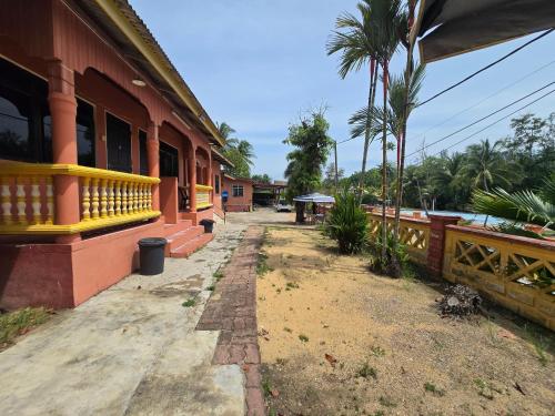 Gallery image of Hotel O Kamal Guest House Marang in Kampong Kijing