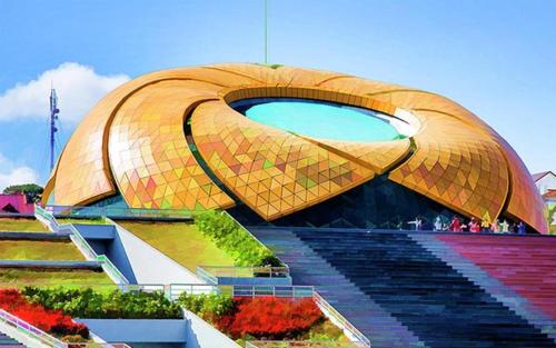 un bâtiment avec un toit incurvé et des escaliers en avant dans l'établissement OYO 1248 Quyen House, à Đà Lạt