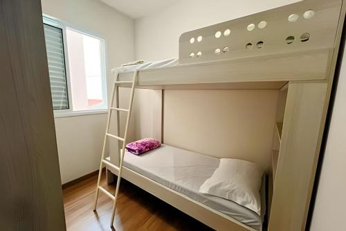 Giường trong phòng chung tại 2 quartos próximo Prefeitura!