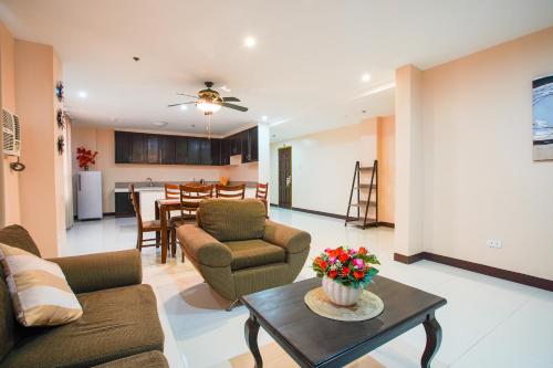 Χώρος καθιστικού στο OYO 236 Hotel Edmundo