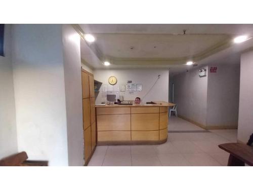 een kamer met een keuken met een aanrecht bij OYO 1066 Dorotello Apartelle in Manilla