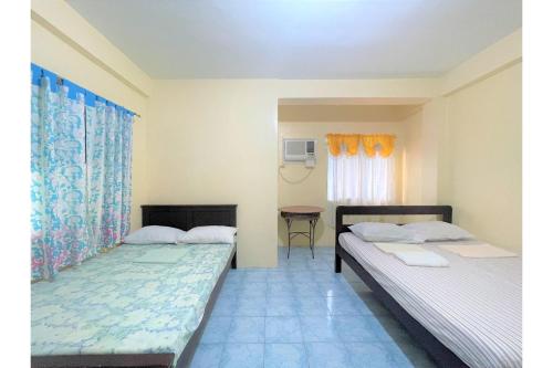Katil atau katil-katil dalam bilik di OYO 876 Escurel Inn Boracay