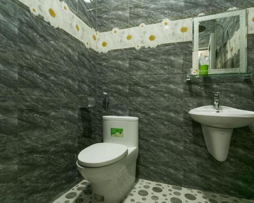 Bilik mandi di OYO 638 Thien Nam Hotel