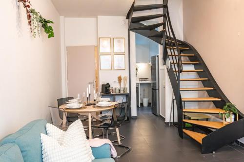 un salon avec un escalier en colimaçon et une table dans l'établissement Elegant Duplex Montorgueil - 6 Guests, à Paris