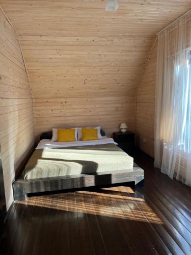 En eller flere senge i et værelse på Cottages Shepit Lisu