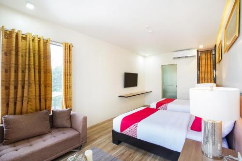 Postel nebo postele na pokoji v ubytování OYO 489 Casa Mia Hotel Suites